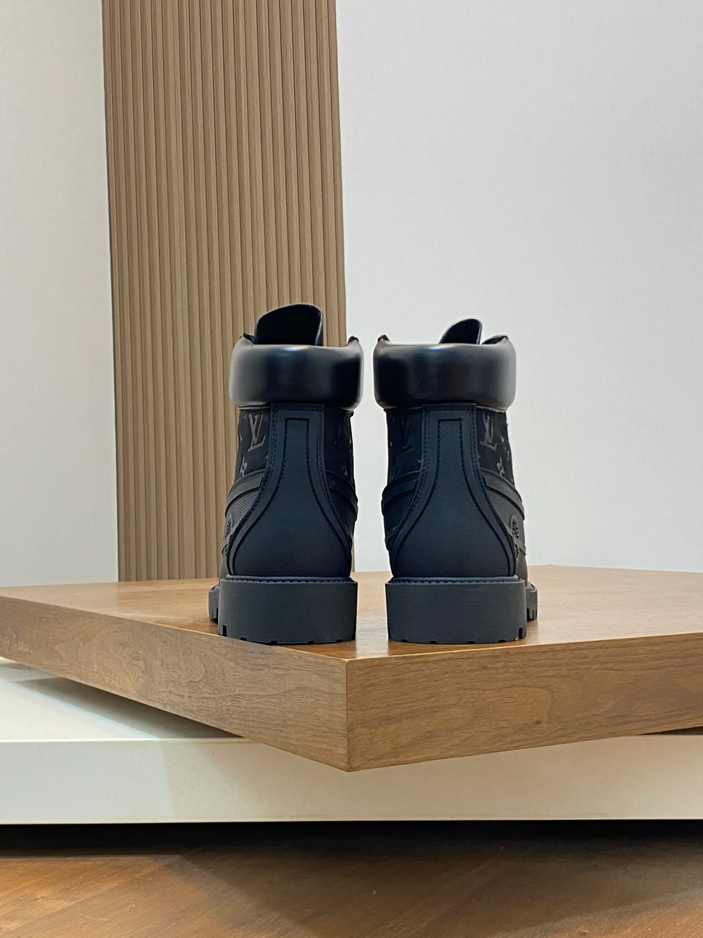 Men's men's shoes💰💰760 top LV x Timberland Timberland co-branded presbyopia rhubarb boots ankle boots short boots, LV x Timberland ankle boots are made of Monogram embossed waterproof nubuck cow leather, relying on the brand's exquisite craftsmanship to carefully reshape the classic Timberland 6-inch boot shape in Italy, with American workwear style eye-catching debut in 2024 created by Pharrell Williams Autumn and winter menswear show. The Monogram embossed tongue, original Timberland laces and outsole are exquisite details, the leather label expresses the cooperation logo, and the delivery counter is exquisitely packaged! Math 39-44 (order 45)
